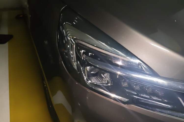 Used Buick GL8 2021 Land Cruiser Executive Class 652T Comfort Model Right Front Headlight