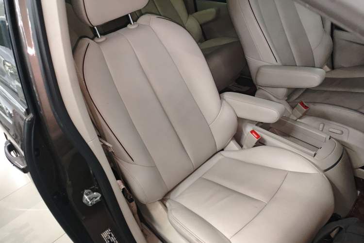 Used Buick GL8 2021 Land Cruiser Executive 652T Premium Model Right Front Seat