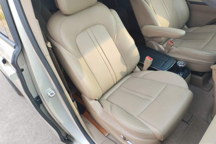 Used Buick GL8 2021 ES Landtrek 653T Luxury Model Right Front Seat