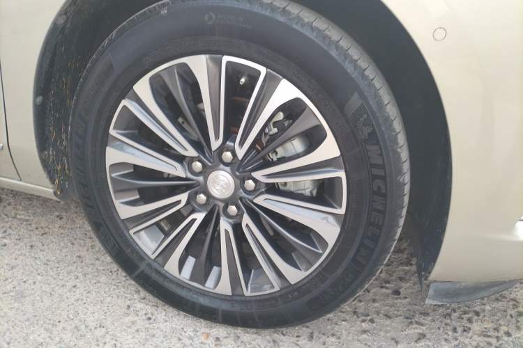 Used Buick GL8 2021 ES Land Cruiser 653T Flagship Model Right Front Wheel Hub