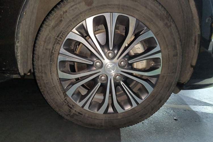 Used Buick GL8 2021 Land Cruiser Executive 652T Premium Model Right Front Wheel Hub