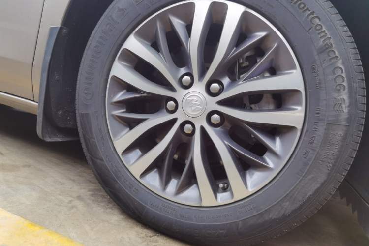 Used Buick GL8 2021 ES Landtrek 653T Comfort Edition Right Front Wheel Hub