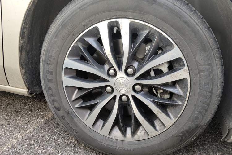 Used Buick GL8 2021 ES Landtrek 653T Comfort Edition Right Front Wheel Hub