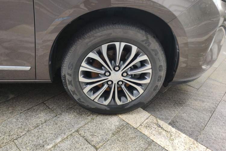 Used Buick GL8 2021 Land Cruiser Executive Class 652T Luxury Model Right Front Wheel Hub
