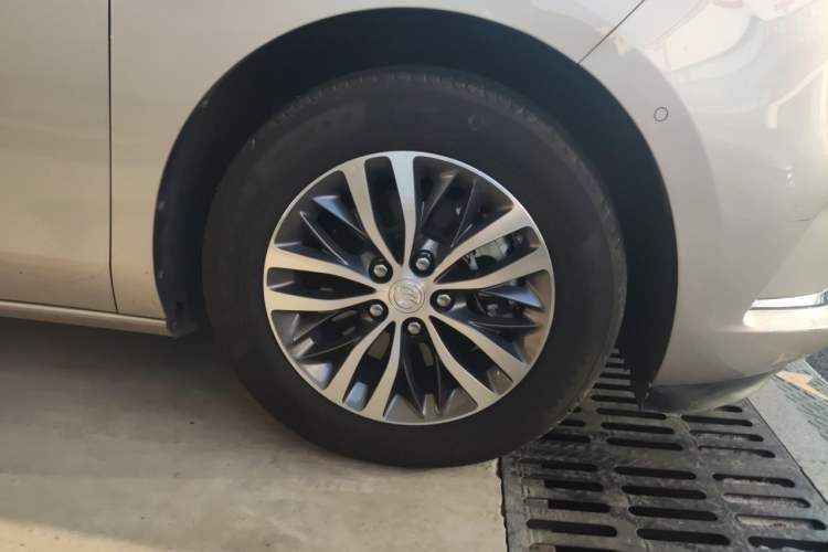 Used Buick GL8 2021 ES Land Cruiser 653T Luxury Edition Right Front Wheel Hub