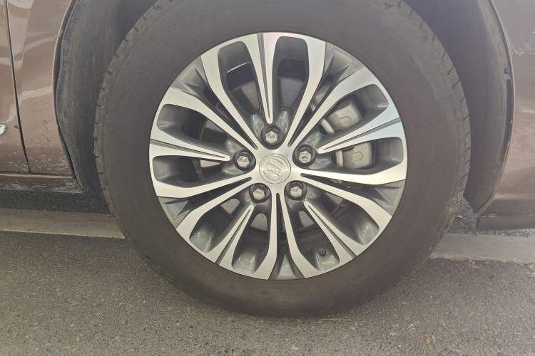 Used Buick GL8 2021 Land Cruiser Executive 652T Premium Model Right Front Wheel Hub
