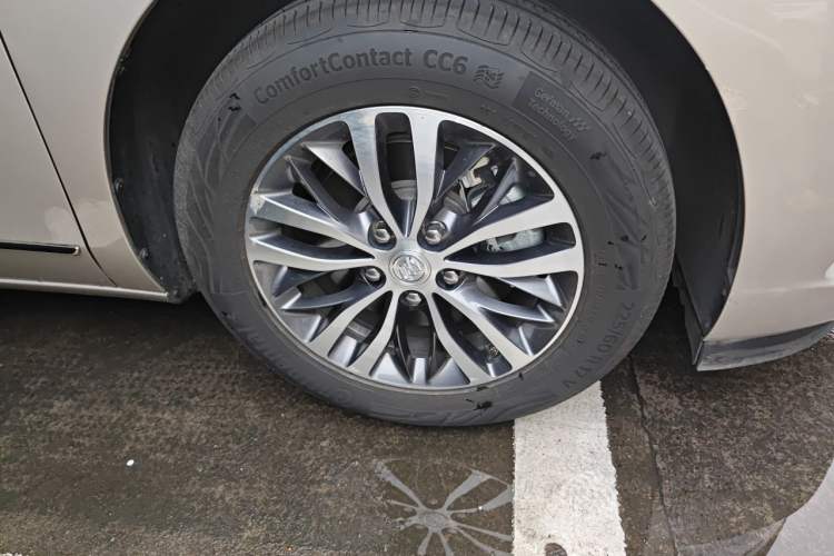 Used Buick GL8 2021 ES Landtrek 653T Comfort Edition Right Front Wheel Hub