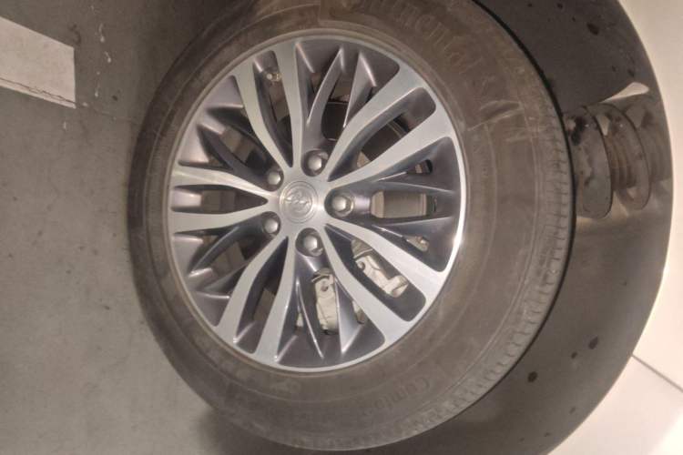 Used Buick GL8 2021 ES Landtrek 653T Comfort Edition Right Front Wheel Hub
