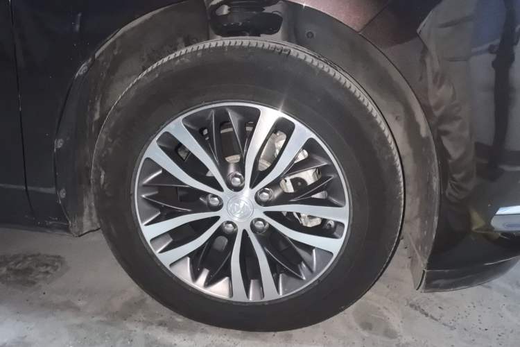Used Buick GL8 2021 ES Landtrek 653T Comfort Edition Right Front Wheel Hub