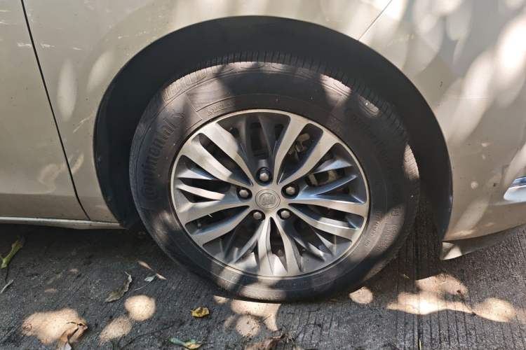 Used Buick GL8 2021 ES Landtrek 653T Comfort Edition Right Front Wheel Hub
