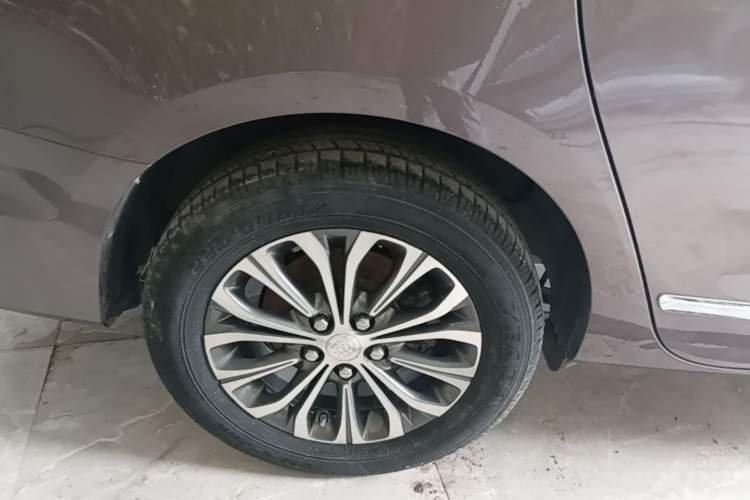 Used Buick GL8 2021 Land Cruiser Executive 652T Premium Model Right Rear Wheel Hub