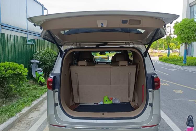 Used Buick GL8 2021 ES Land Cruiser 653T Luxury Edition Trunk