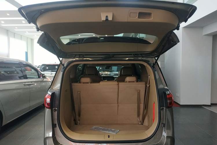 Used Buick GL8 2021 ES Land Cruiser 653T Luxury Edition Trunk