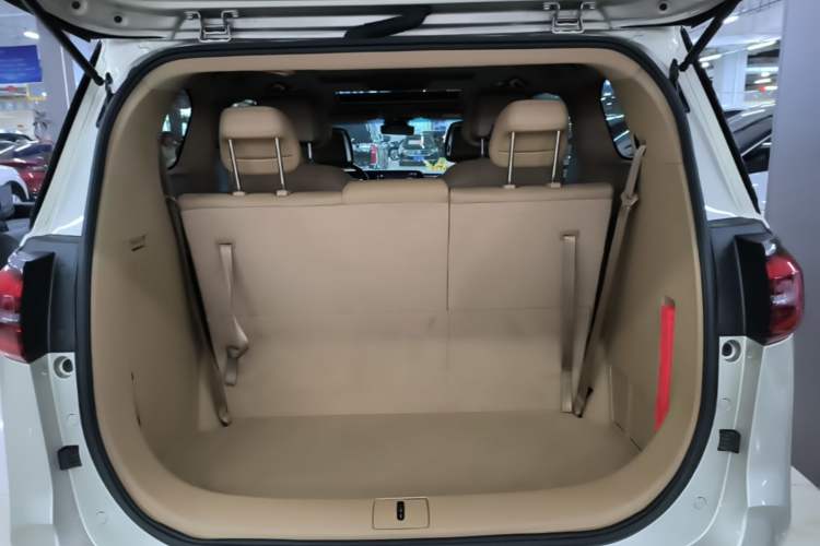 Used Buick GL8 2021 ES Land Cruiser 653T Luxury Edition Trunk