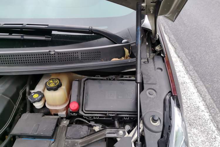 Used Buick GL8 2021 ES Land Cruiser 653T Smart Flagship Model Engine Bay Left