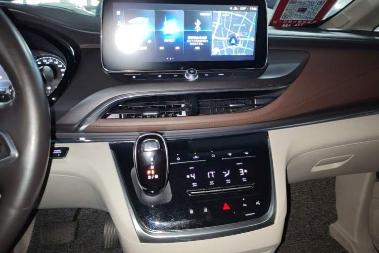 Used Buick GL8 2021 Land Cruiser Executive Class 652T Luxury Model Audio And AC Panel