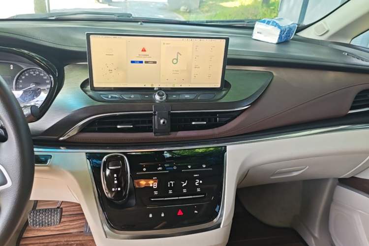 Used Buick GL8 2021 Land Cruiser Executive Class 652T Comfort Model Audio And AC Panel