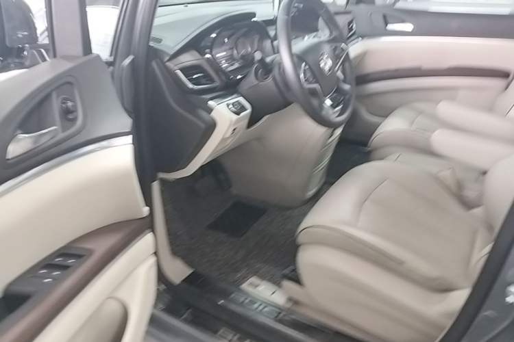 Used Buick GL8 2021 Land Cruiser Executive Class 652T Luxury Model Driver Seat