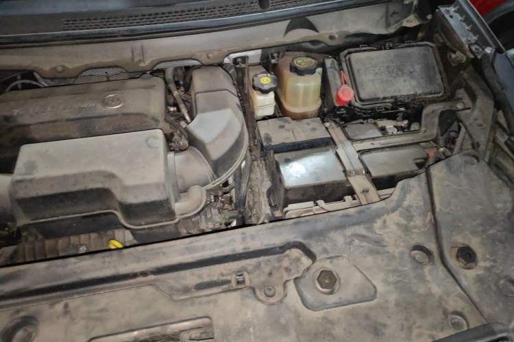 Used Buick GL8 2021 Land Cruiser Executive Class 652T Comfort Model Engine Bay Left