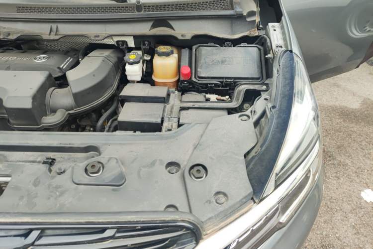 Used Buick GL8 2021 Land Cruiser Executive Class 652T Comfort Model Engine Bay Left