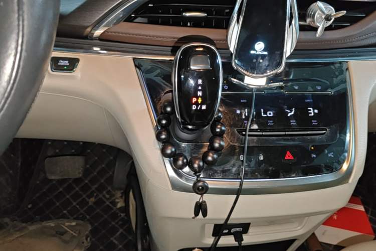 Used Buick GL8 2021 Land Cruiser Executive Class 652T Prestige Edition with Welfare Features Gear Lever