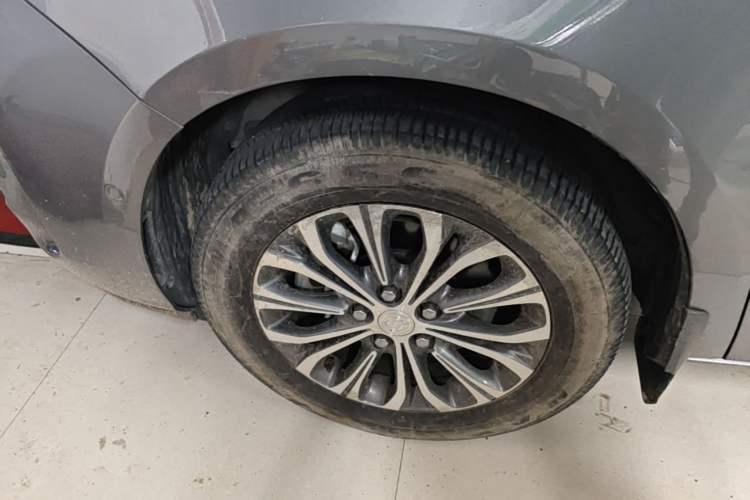 Used Buick GL8 2021 Land Cruiser Executive Class 652T Prestige Edition with Welfare Features Left Front Wheel Hub