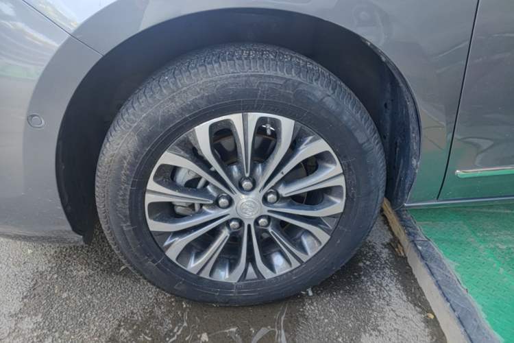 Used Buick GL8 2021 Land Cruiser Executive 652T Premium Model Left Front Wheel Hub