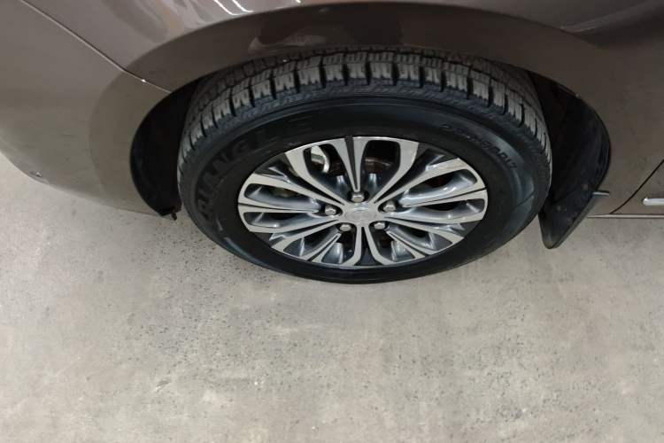 Used Buick GL8 2021 Land Cruiser Executive Class 652T Luxury Model Left Front Wheel Hub