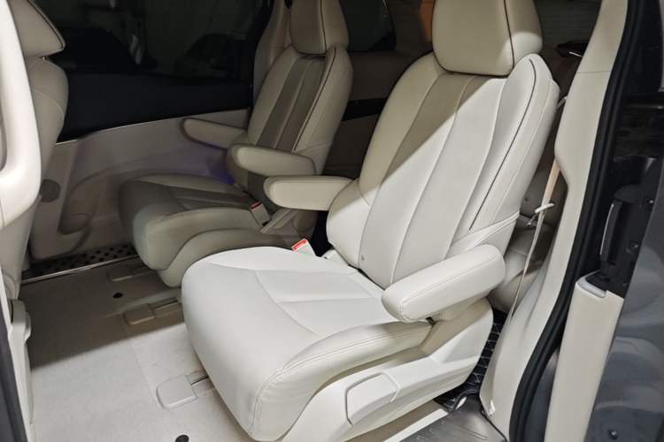 Used Buick GL8 2021 Land Cruiser Executive Class 652T Luxury Model Left Rear Seat