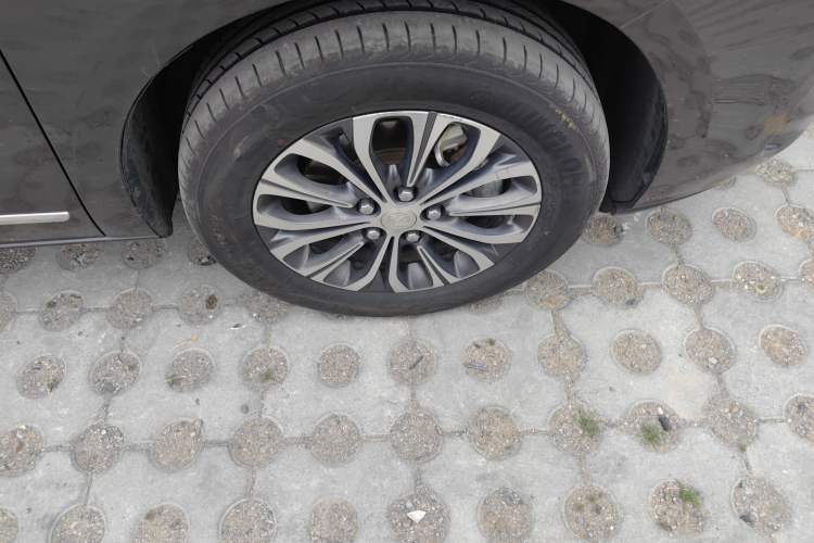 Used Buick GL8 2021 Land Cruiser Executive Class 652T Luxury Model Right Front Wheel Hub