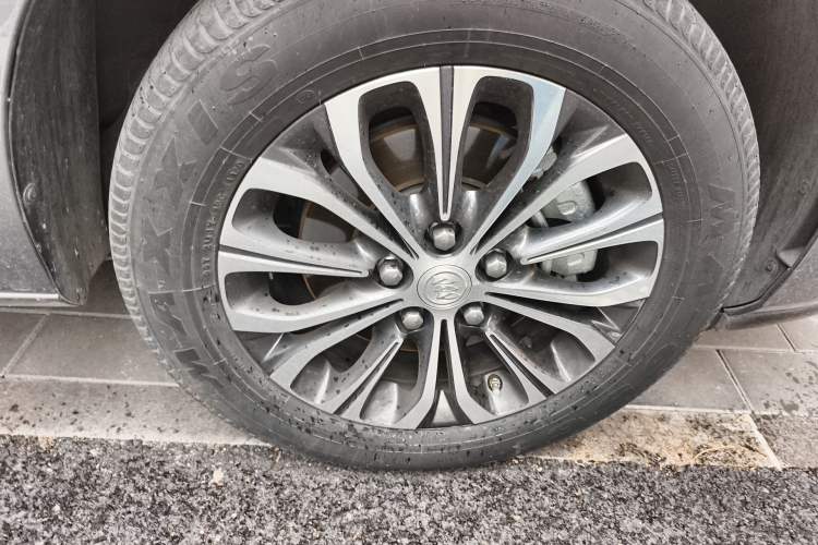 Used Buick GL8 2021 Land Cruiser Executive 652T Premium Model Right Front Wheel Hub
