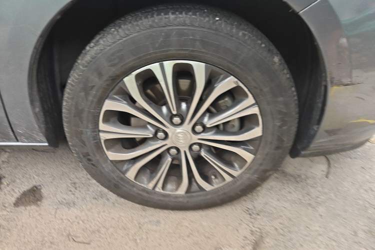 Used Buick GL8 2021 Land Cruiser Executive Class 652T Luxury Model Right Front Wheel Hub