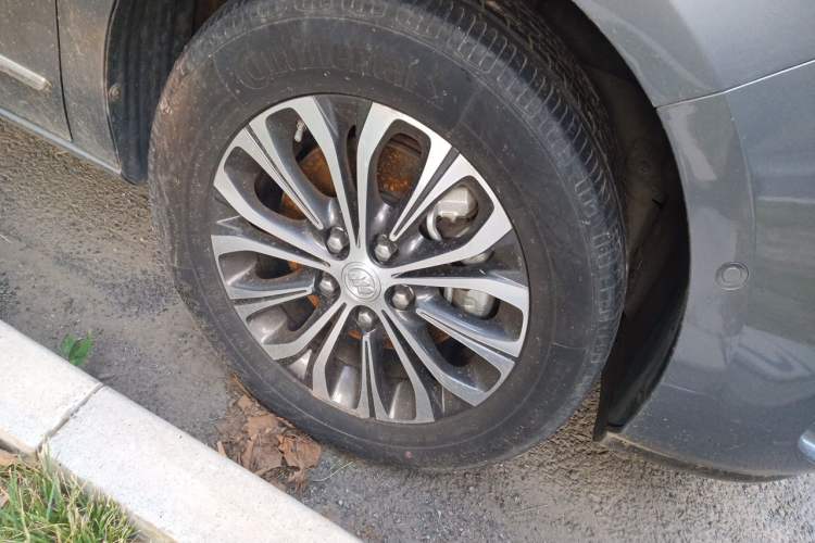 Used Buick GL8 2021 Land Cruiser Executive 652T Premium Model Right Front Wheel Hub