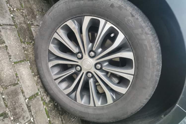 Used Buick GL8 2021 Land Cruiser Executive Class 652T Smart Luxury Model Right Front Wheel Hub