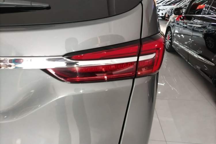 Used Buick GL8 2021 Land Cruiser Executive 652T Premium Model Right Rear Taillight