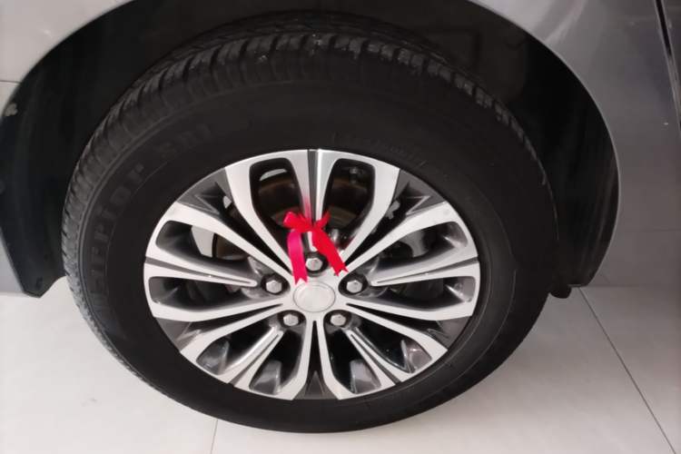 Used Buick GL8 2021 Land Cruiser Executive 652T Premium Model Right Rear Wheel Hub