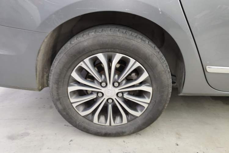 Used Buick GL8 2021 Land Cruiser Executive 652T Premium Model Right Rear Wheel Hub