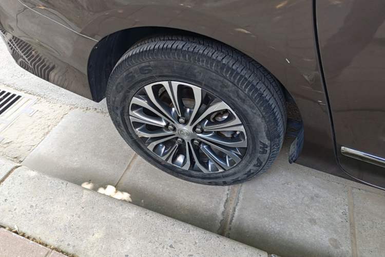 Used Buick GL8 2021 Land Cruiser Executive 652T Premium Model Right Rear Wheel Hub