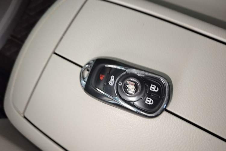 Used Buick GL8 2021 Land Cruiser Executive Class 652T Luxury Model Vehicle Key