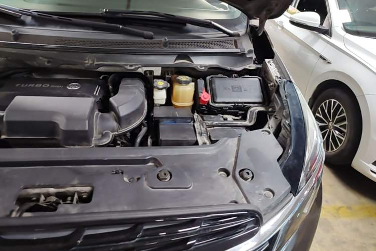 Used Buick GL8 2021 Land Cruiser Executive Class 652T Luxury Model Engine Bay Left