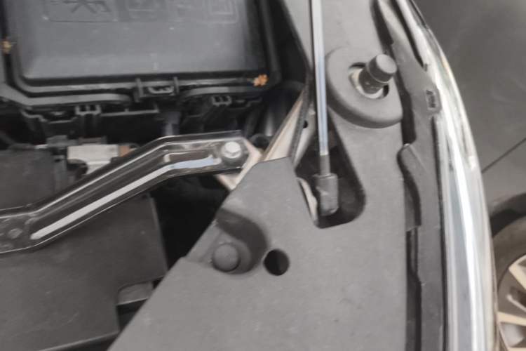 Used Buick GL8 2021 ES Landtrek 653T Luxury Model Engine Bay Left