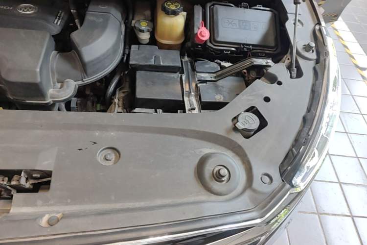 Used Buick GL8 2021 ES Landtrek 653T Luxury Model Engine Bay Left