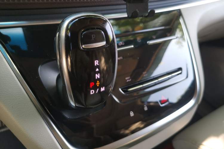 Used Buick GL8 2021 Land Cruiser Executive Class 652T Smart Luxury Model Gear Lever