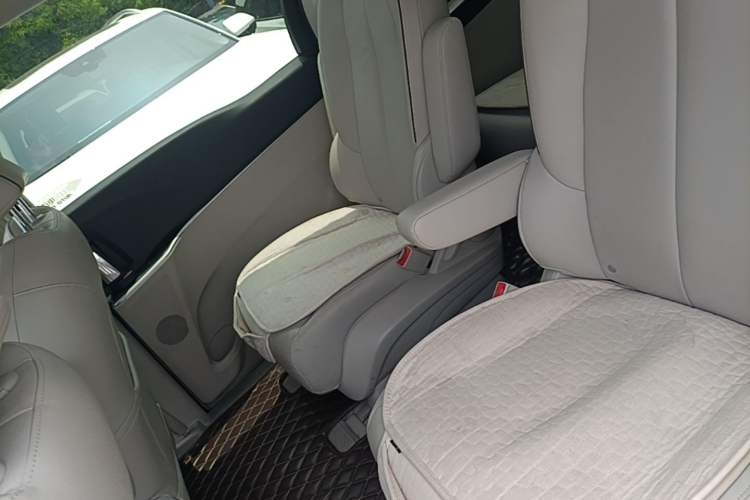 Used Buick GL8 2021 Land Cruiser Executive Class 652T Luxury Model Left Rear Seat