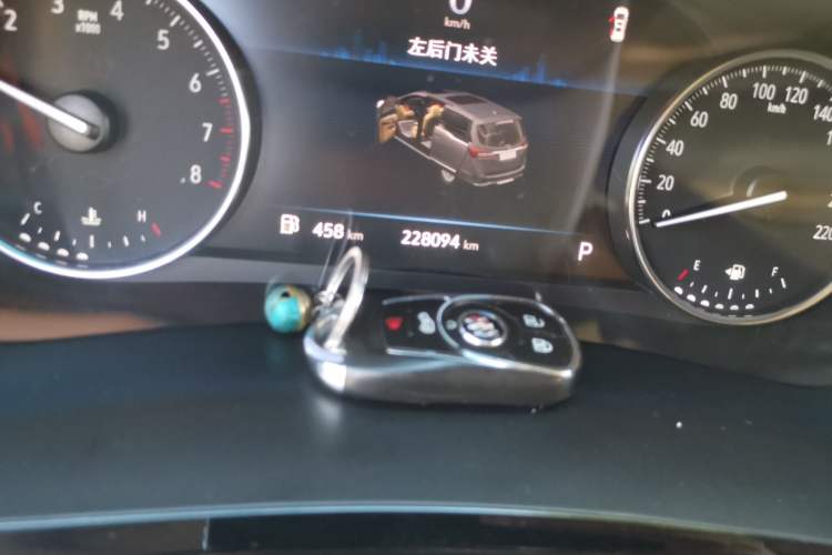 Used Buick GL8 2021 Land Cruiser Executive Class 652T Smart Luxury Model Odometer Close Up