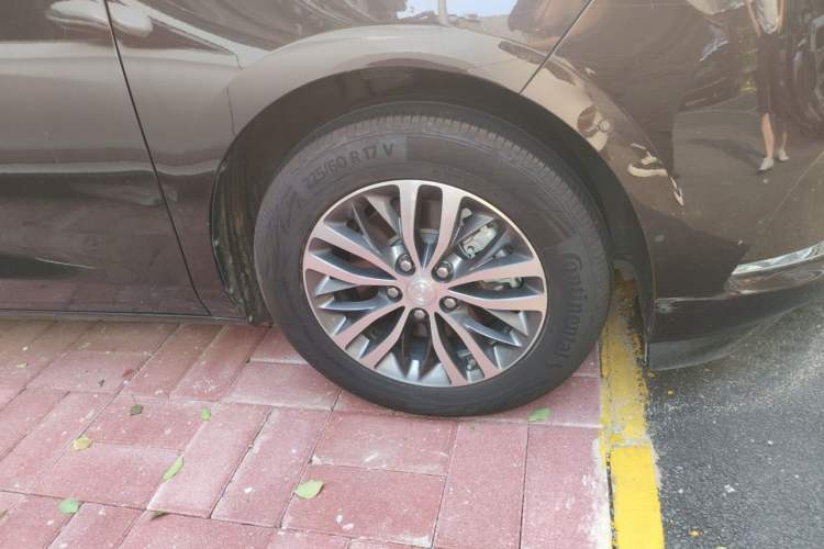 Used Buick GL8 2021 ES Land Cruiser 653T Luxury Edition Right Front Wheel Hub