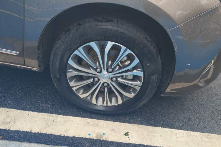 Used Buick GL8 2021 Land Cruiser Executive Class 652T Luxury Model Right Front Wheel Hub