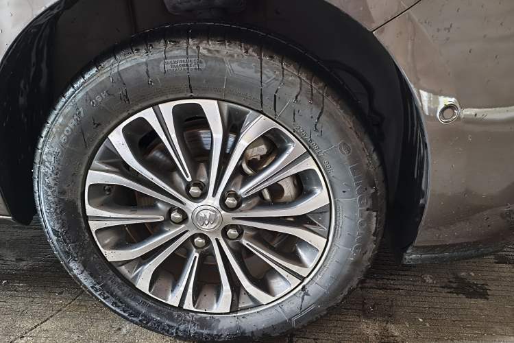 Used Buick GL8 2021 Land Cruiser Executive 652T Premium Model Right Front Wheel Hub