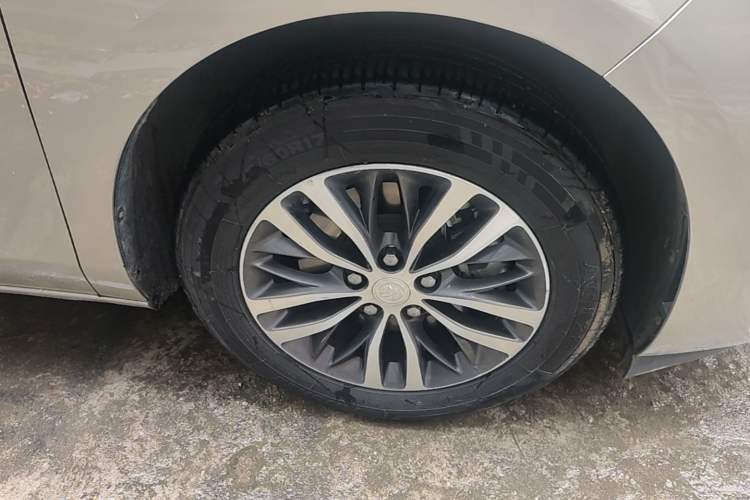 Used Buick GL8 2021 ES Landtrek 653T Comfort Edition Right Front Wheel Hub