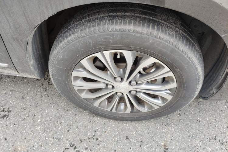 Used Buick GL8 2021 Land Cruiser Executive 652T Premium Model Right Front Wheel Hub